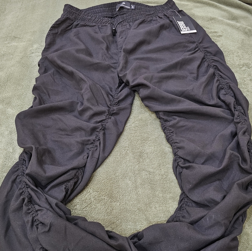 BLACK CARGO JOGGER.